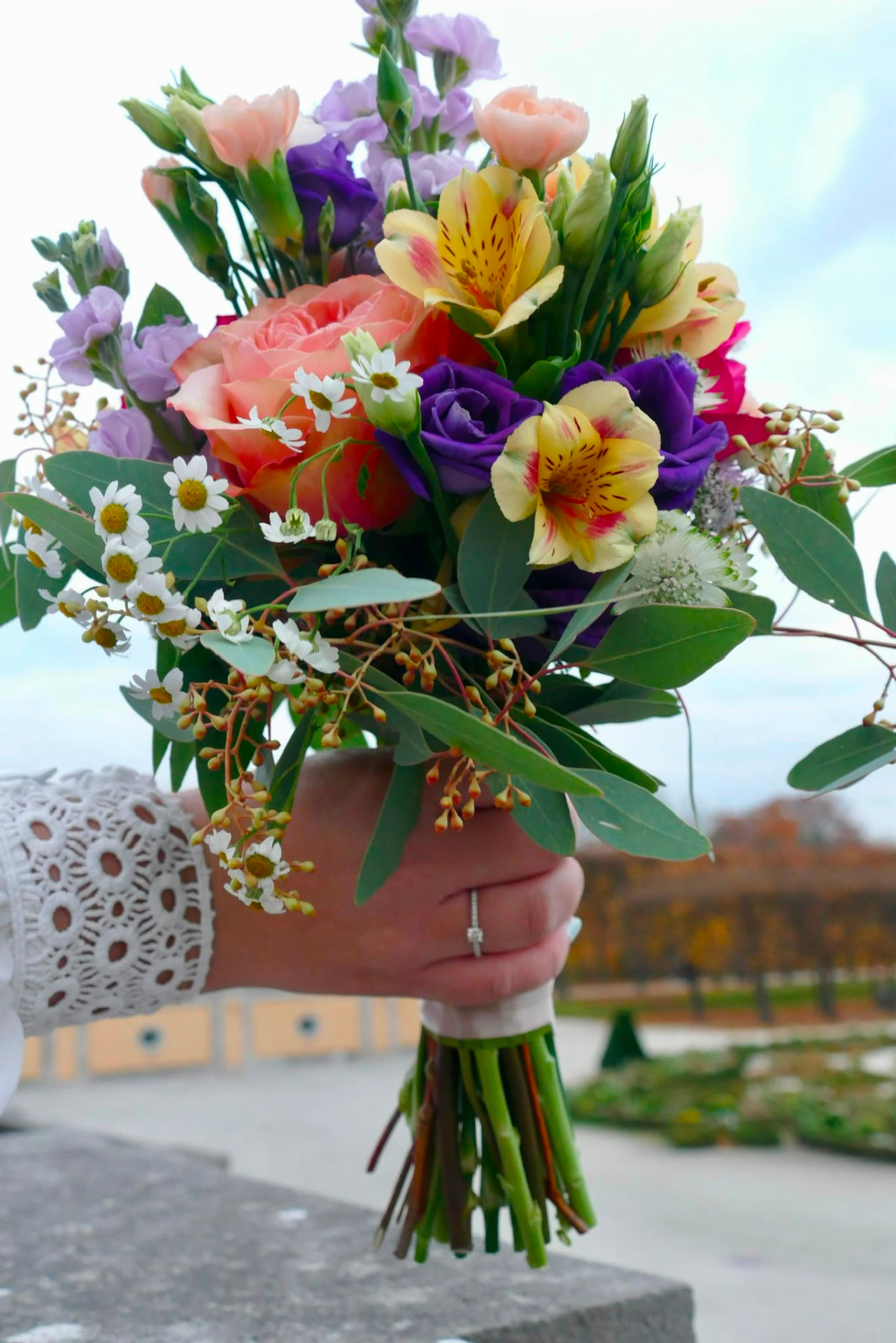 Bunter Brautstrauß mit Rosen, Lisianthus und Kamille
